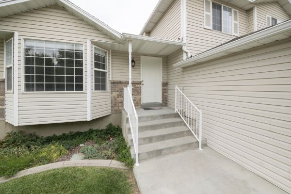 Cost of White Vinyl Siding Replacement in Nashua